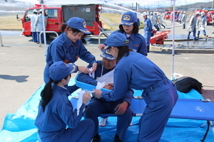 女性消防団員による傷病者救護訓練の画像