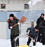 力いっぱい雪を遠くへ投げる