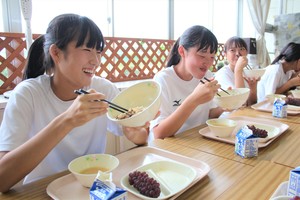 給食を食べる女子生徒たち