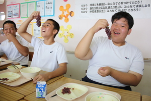 デラウェアを食す男子生徒