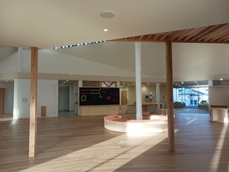 南側エントランスより